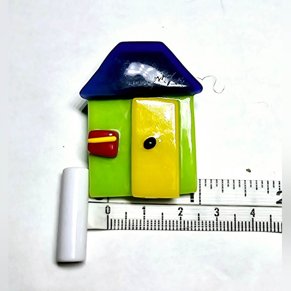 Lucinda designs glass school house pin brooch - Picture 3 of 4